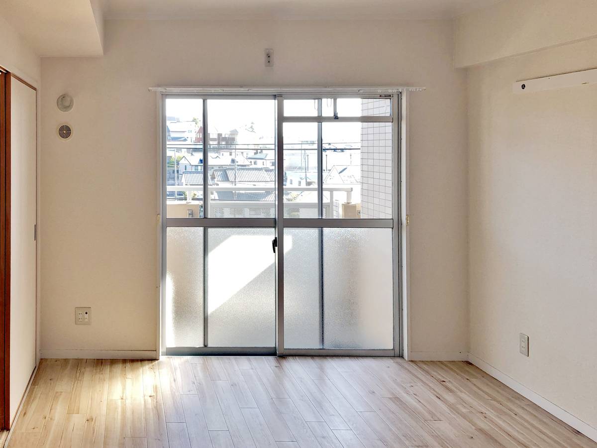 Sala de estar Village House Kyougamine Tower em Toyota-shi