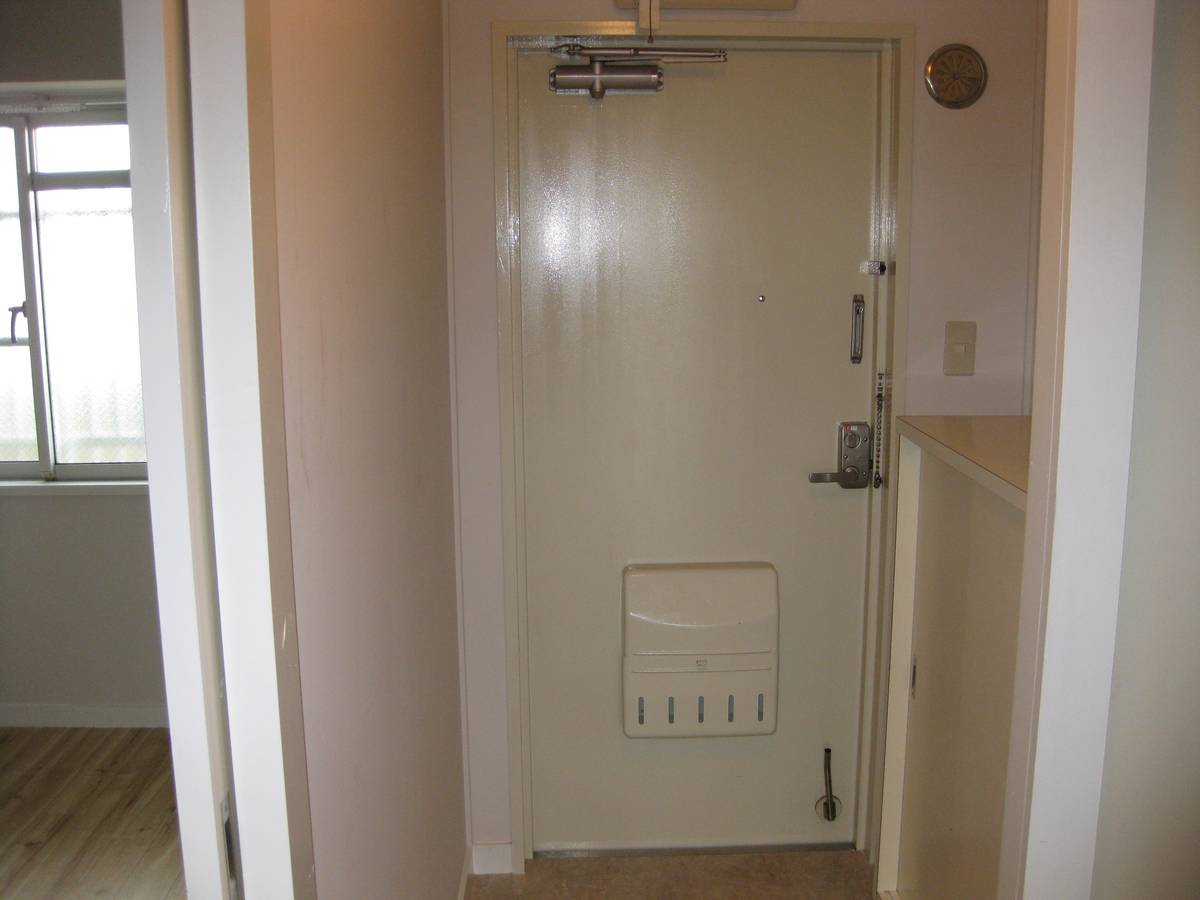 Pintu Masuk Apartemen di Village House Yokone di Obu-shi