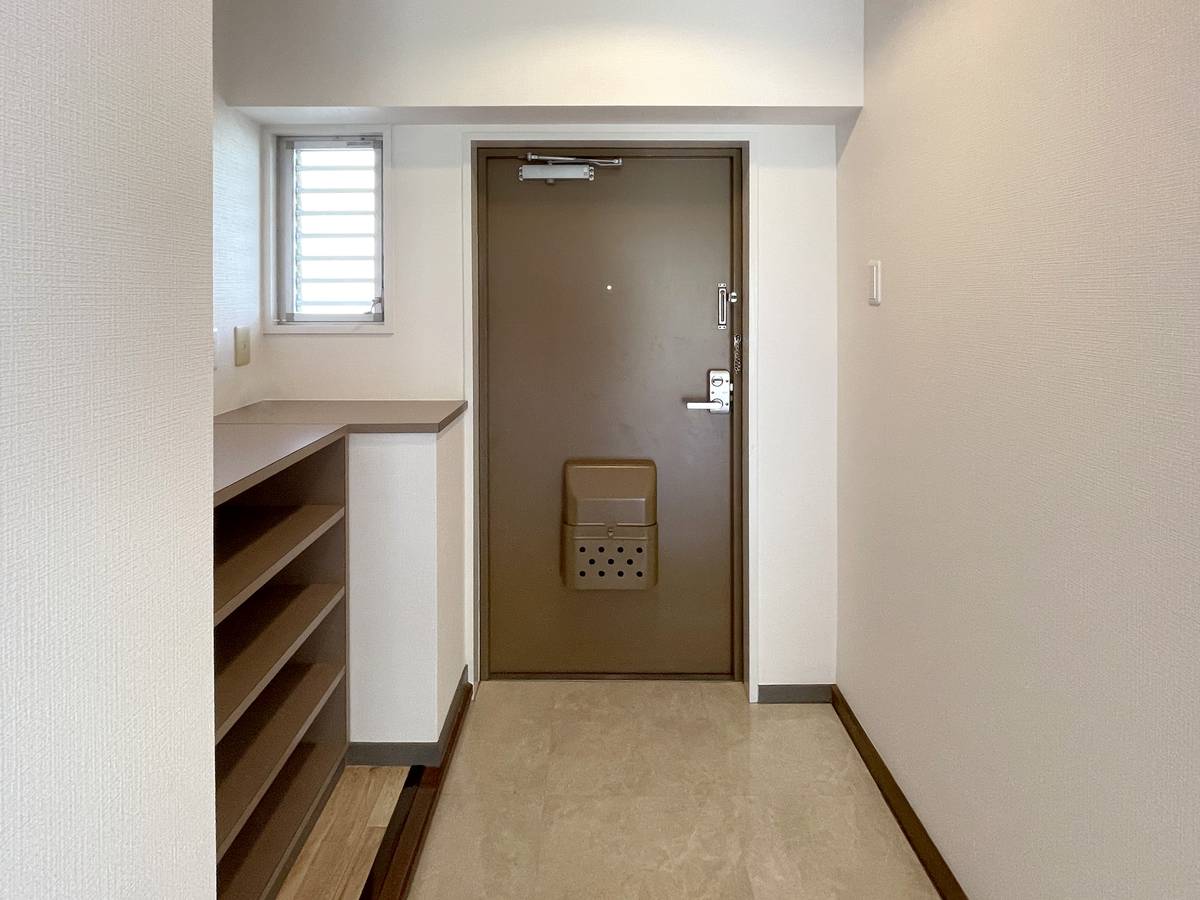 Pintu Masuk Apartemen di Village House Kamezaki di Handa-shi