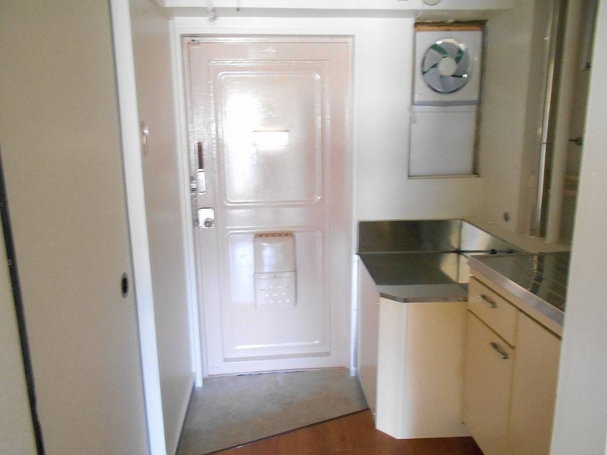 Pintu Masuk Apartemen di Village House Ojima di Shimizu-ku