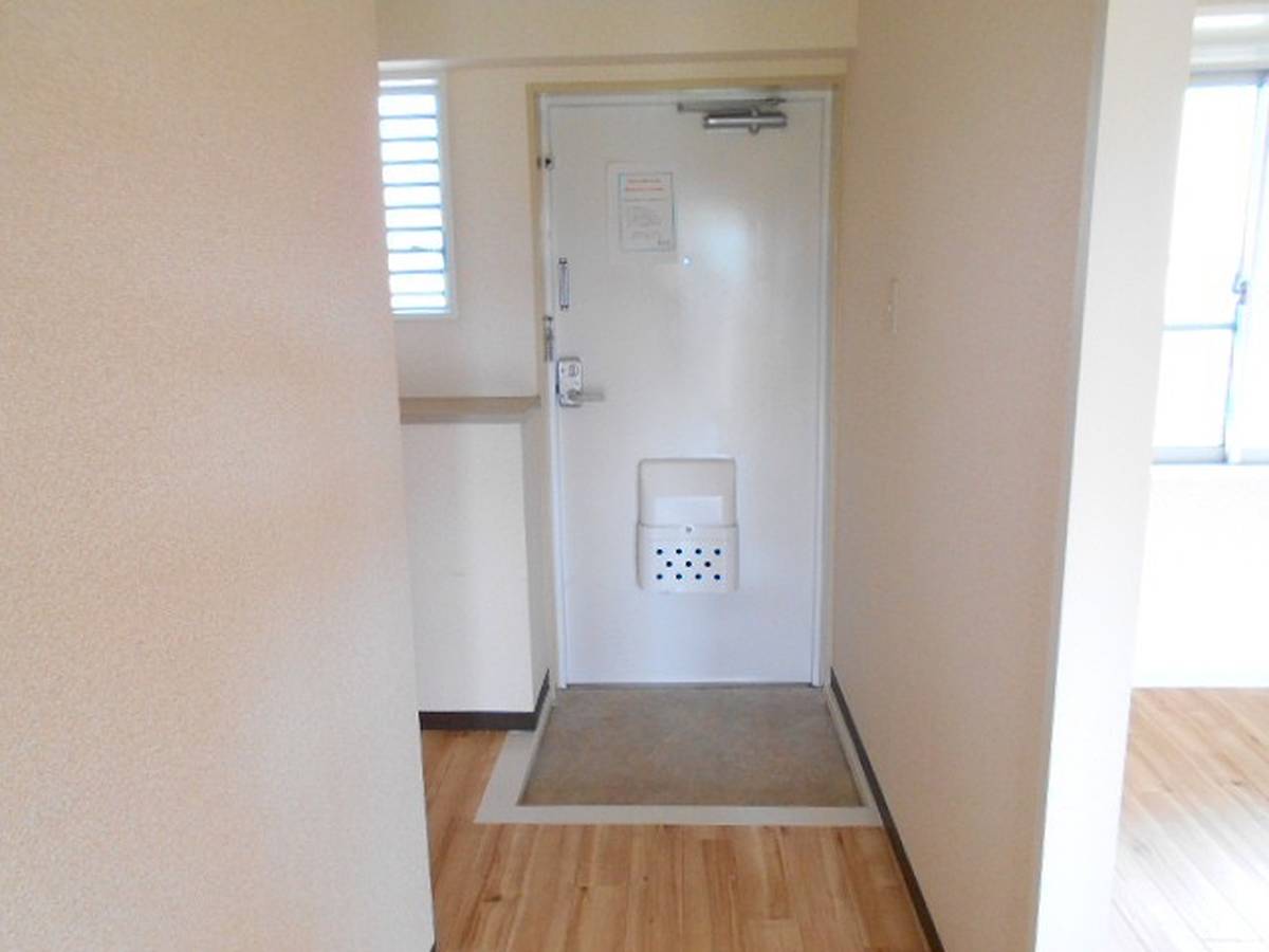 津市ビレッジハウス津の玄関