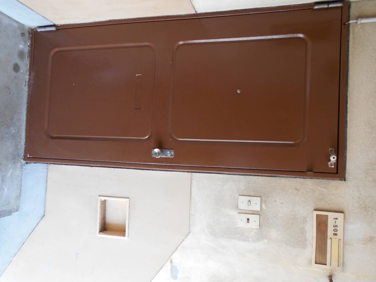 Pintu Masuk Apartemen di Village House Koto di Chuo-ku