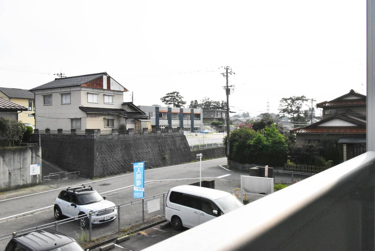 Tầm nhìn từ Village House Karumi ở Komatsu-shi