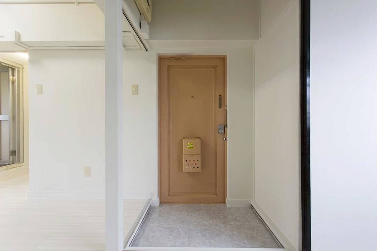 Pintu Masuk Apartemen di Village House Osashima di Ena-shi