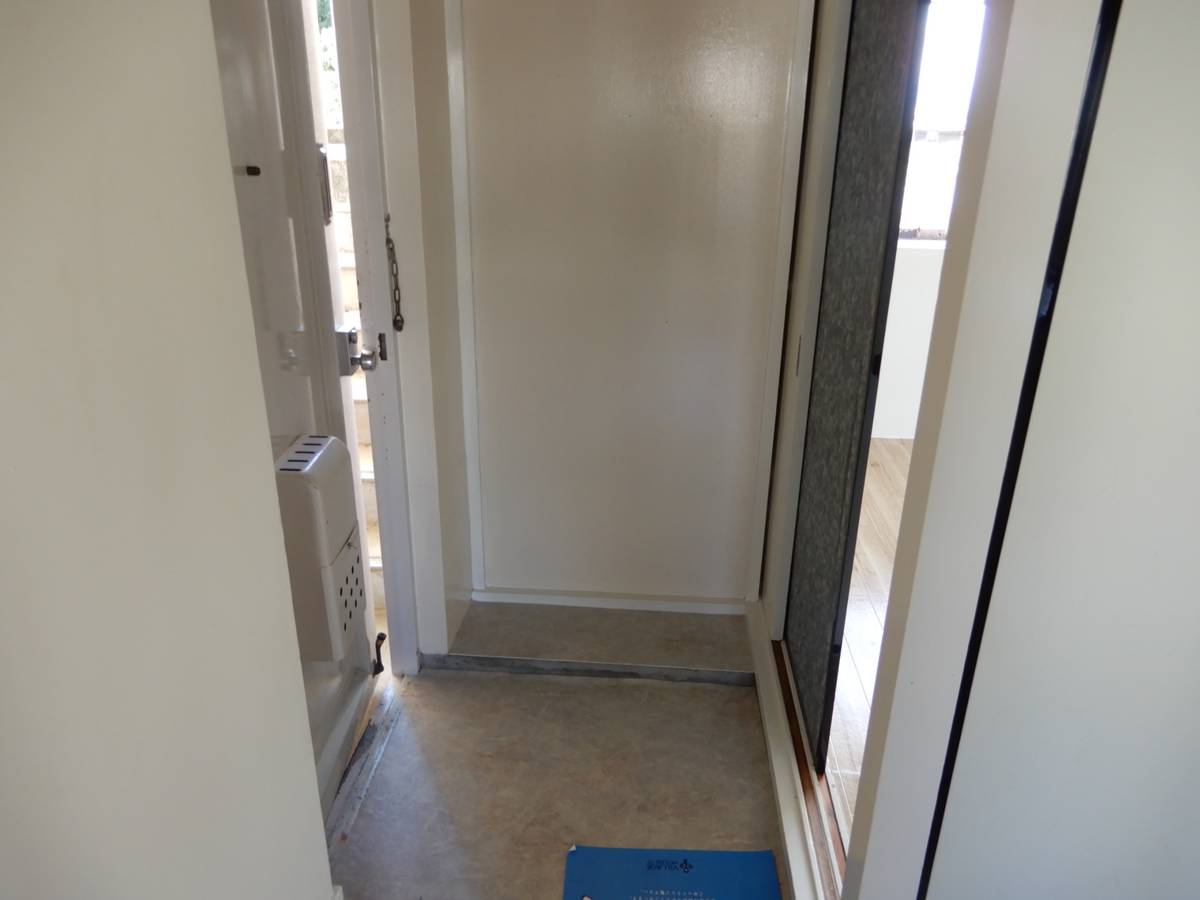 Pintu Masuk Apartemen di Village House Ikeda di Ibi-gun