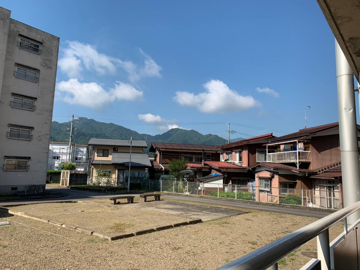 Tầm nhìn từ Village House Furukawa ở Hida-shi