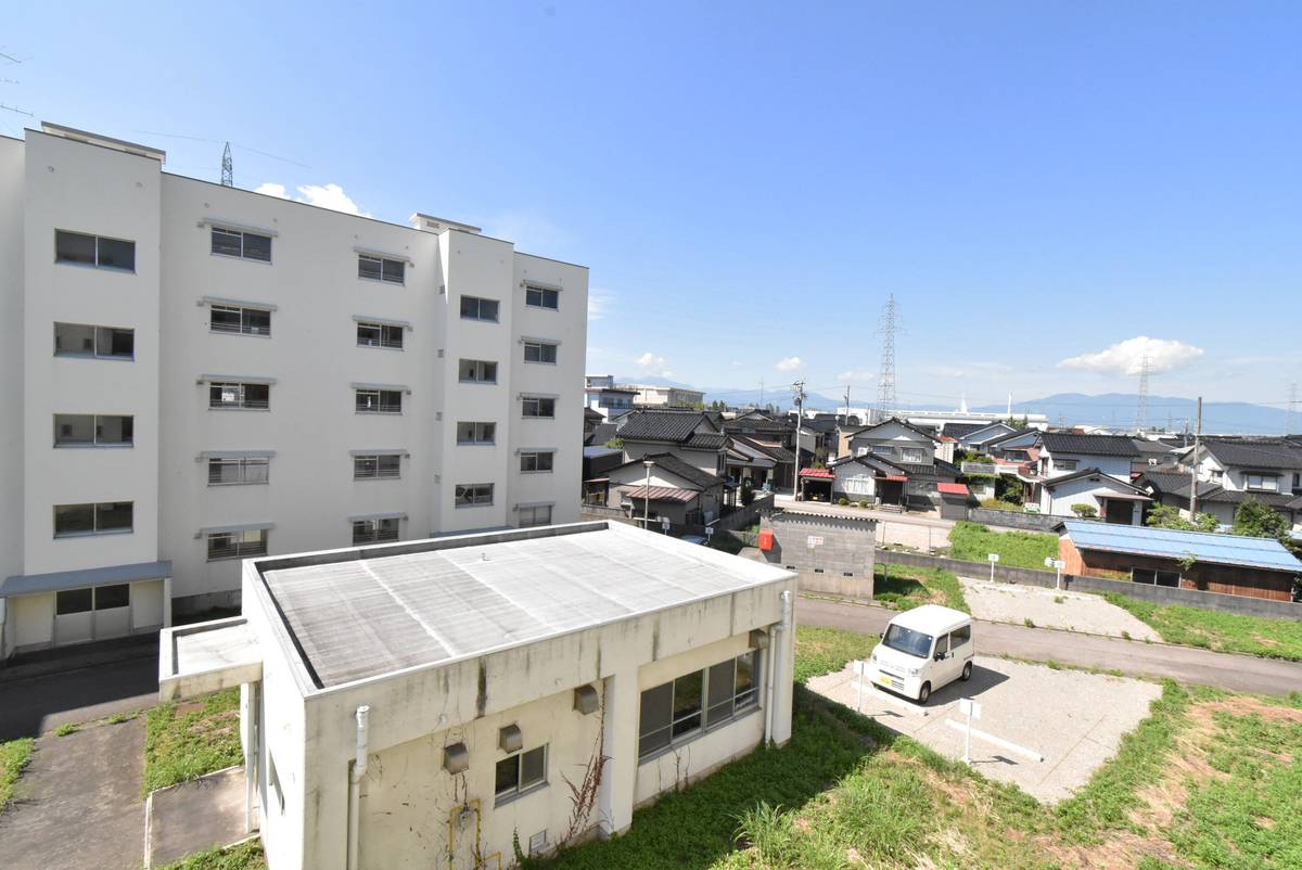 Tầm nhìn từ Village House Inami ở Nanto-shi