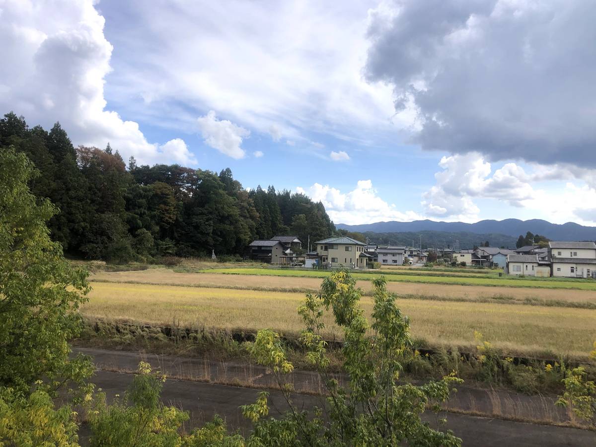 Tầm nhìn từ Village House Yatsuo ở Toyama-shi