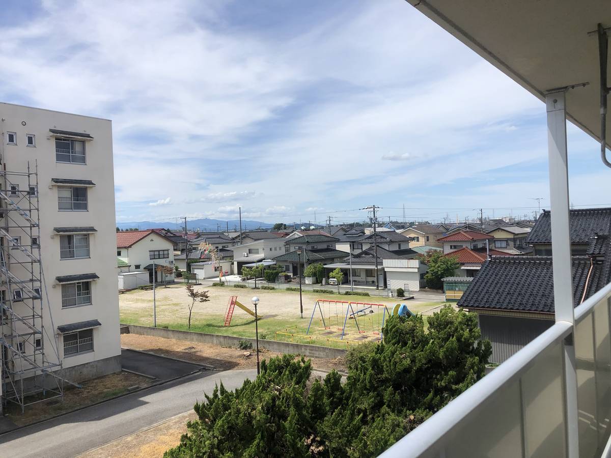 Tầm nhìn từ Village House Toyama Kita ở Toyama-shi