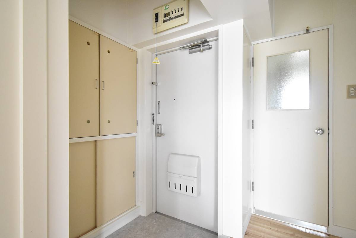 Pintu Masuk Apartemen di Village House Uozu Kita di Uozu-shi