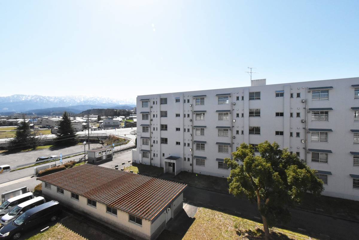 Tầm nhìn từ Village House Uozu Kita ở Uozu-shi