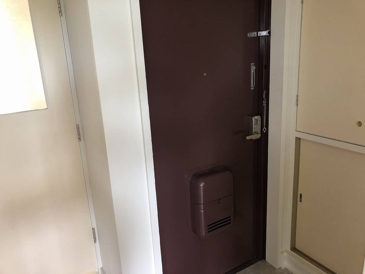 Pintu Masuk Apartemen di Village House Fukude 1 di Iwata-shi