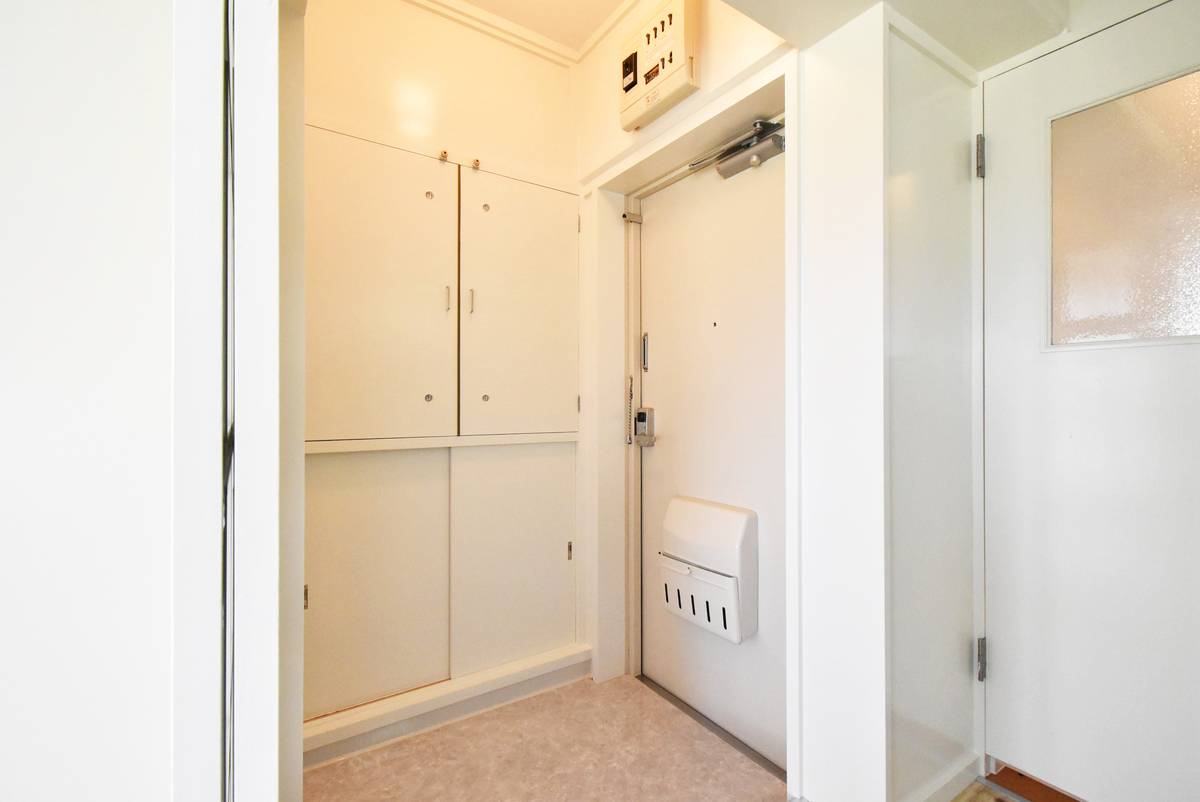 Pintu Masuk Apartemen di Village House Wakaba di Ojiya-shi