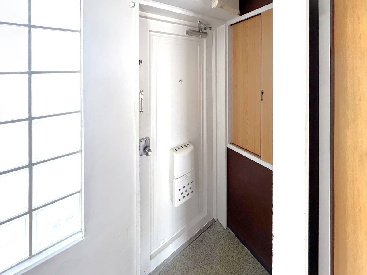 Pintu Masuk Apartemen di Village House Kuraji di Katano-shi