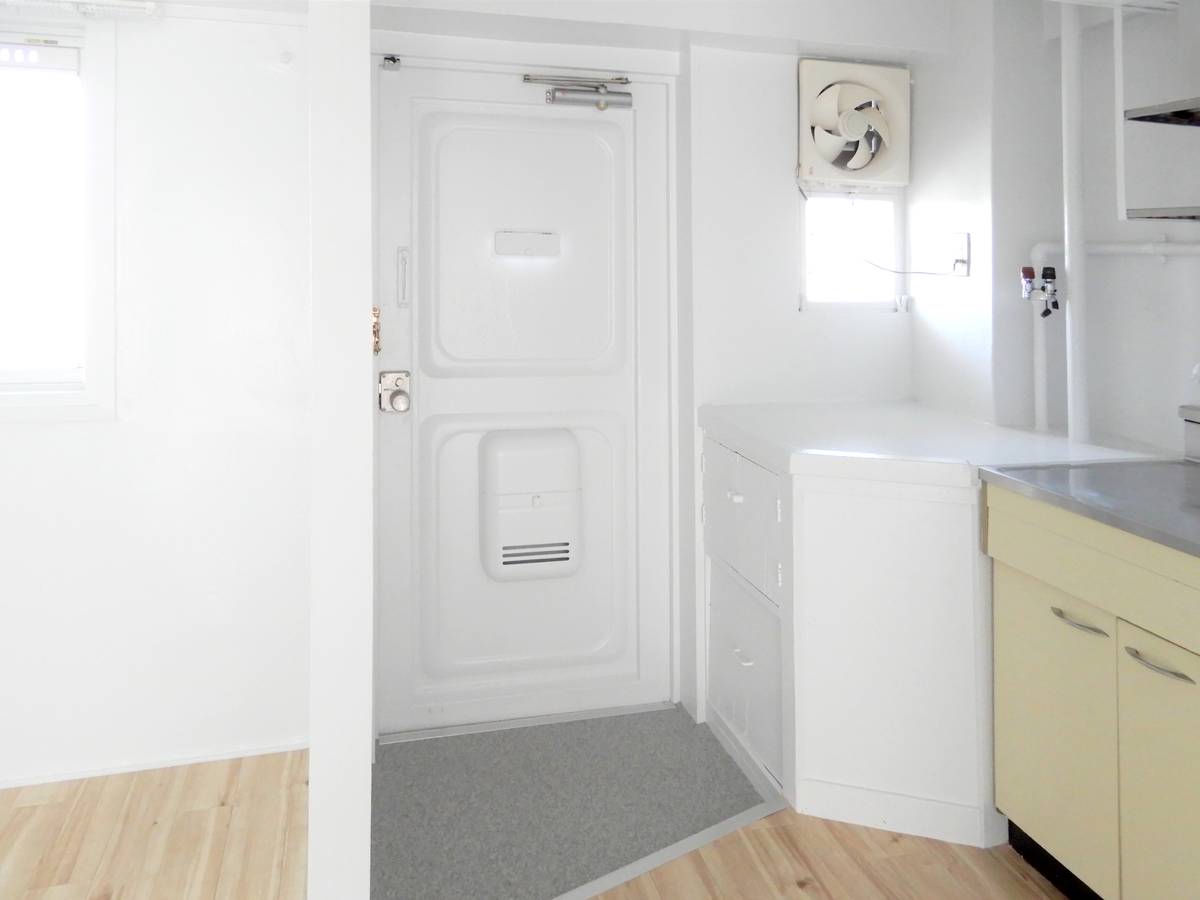 Pintu Masuk Apartemen di Village House Nishimachi di Takatsuki-shi