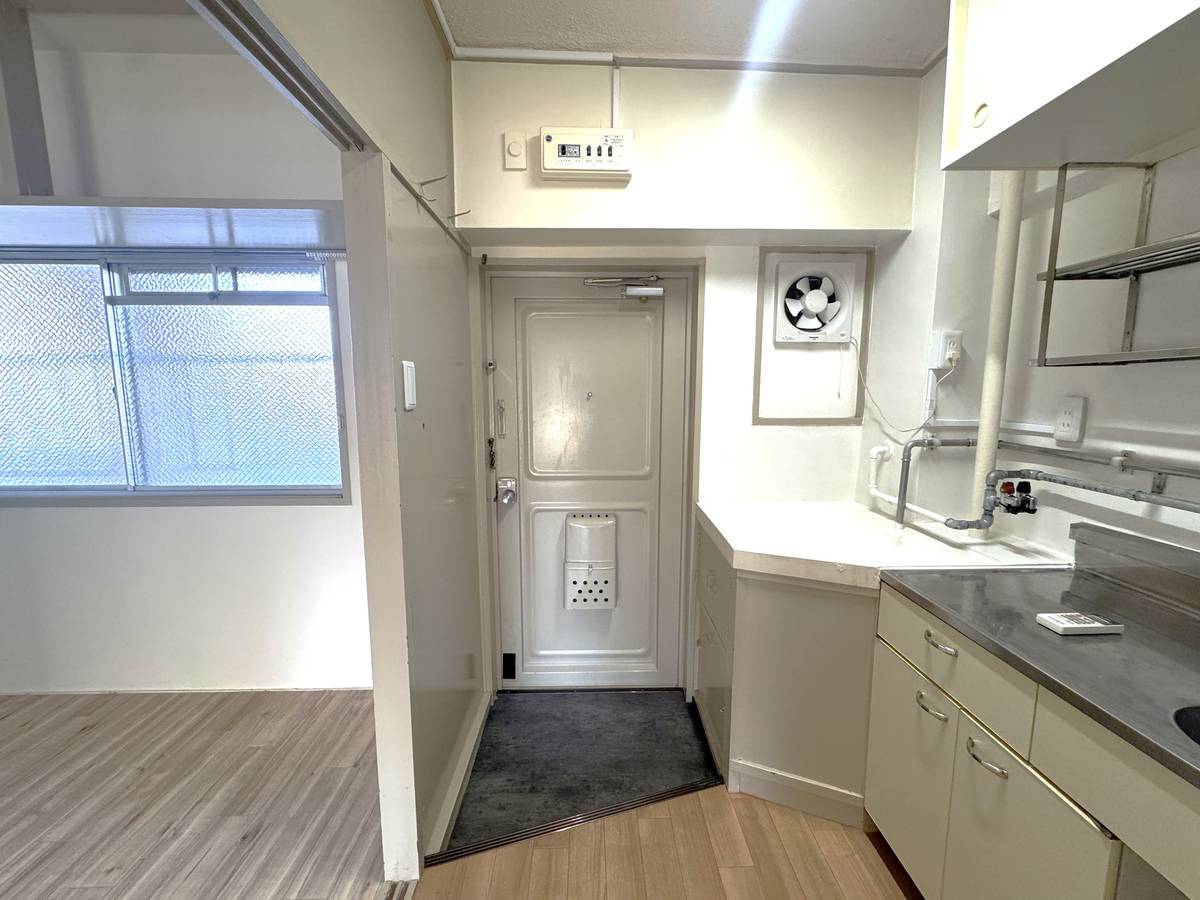 西区ビレッジハウス草部の玄関