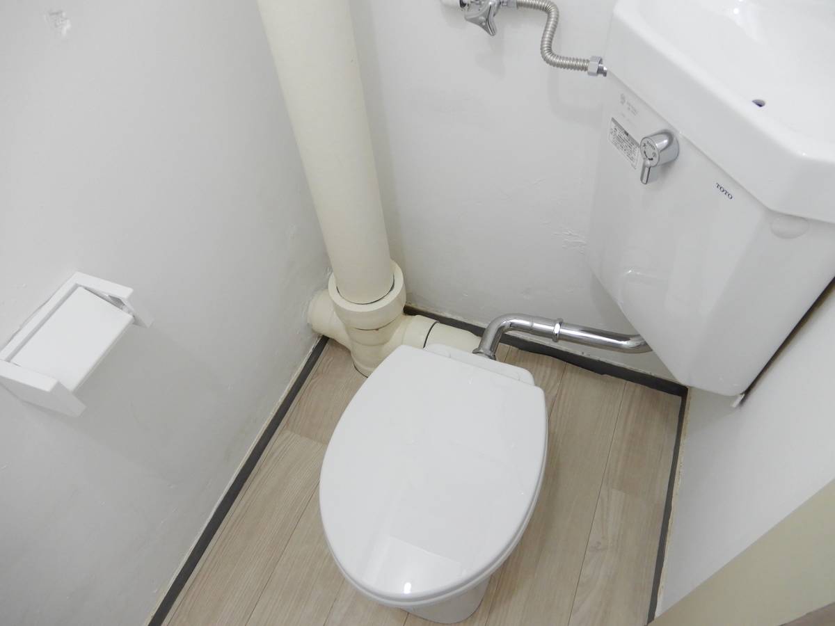 Toilet in Village House Nishi Yumesaki Dai 2 in Himeji-shi