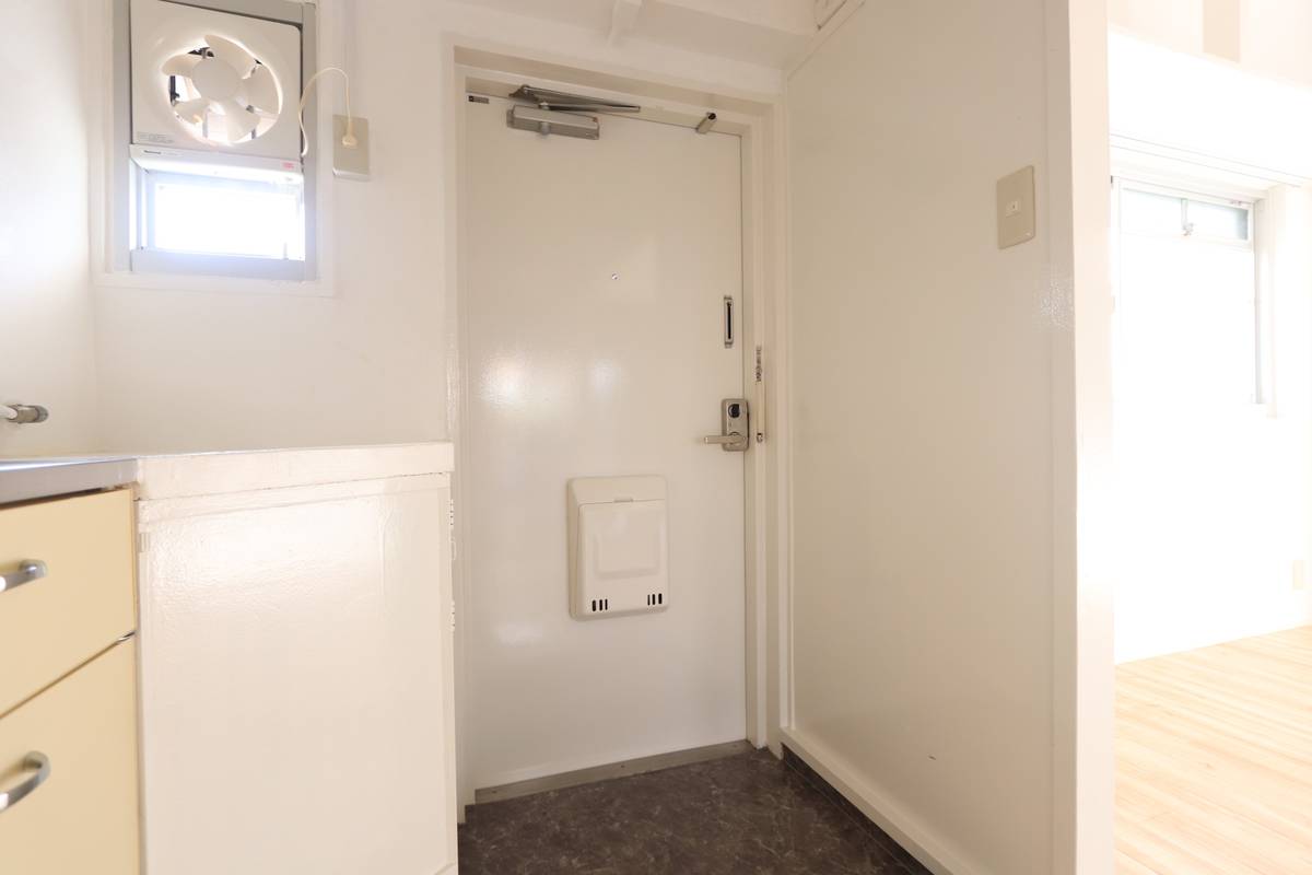 Pintu Masuk Apartemen di Village House Sawanomoto di Sanda-shi