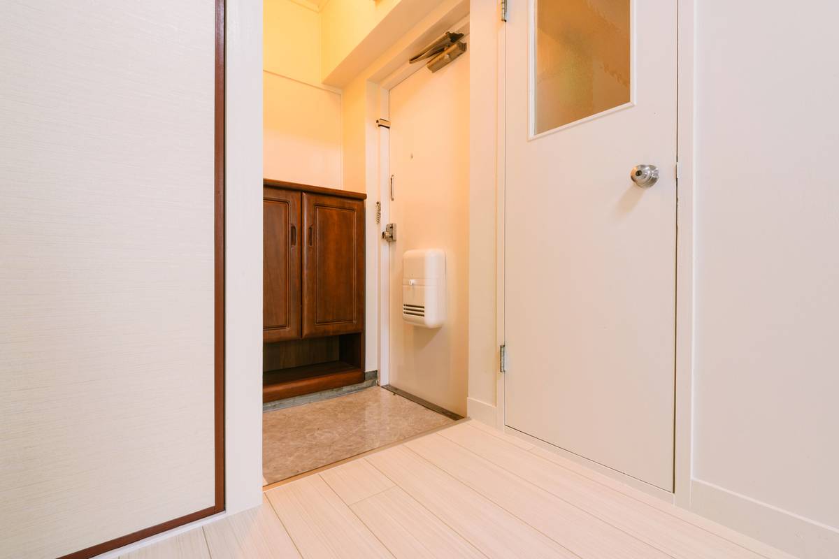 Pintu Masuk Apartemen di Village House Kokubu di Imabari-shi