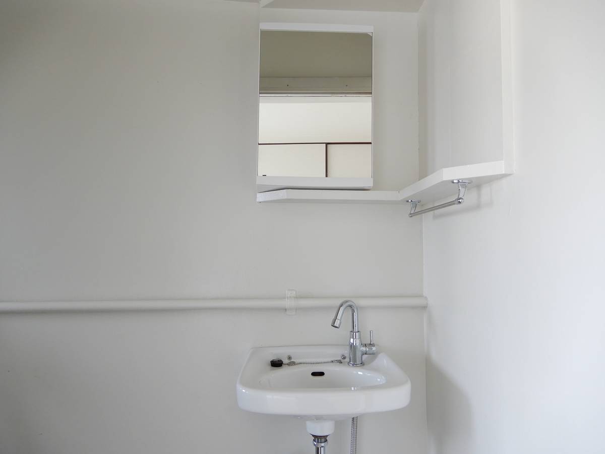 Ruang Rias di Village House Kokubu di Imabari-shi