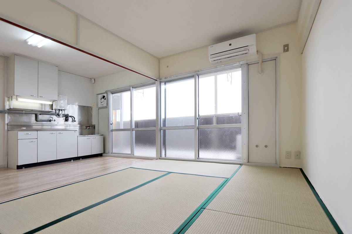 Living Room in Village House Minami Shimizu Tower in Amagasaki-shi