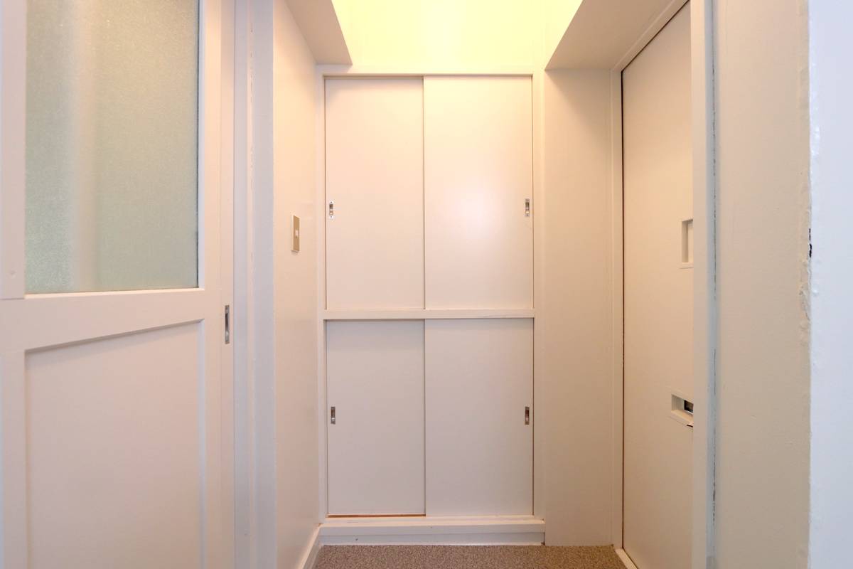 Pintu Masuk Apartemen di Village House Kaibara di Tamba-shi