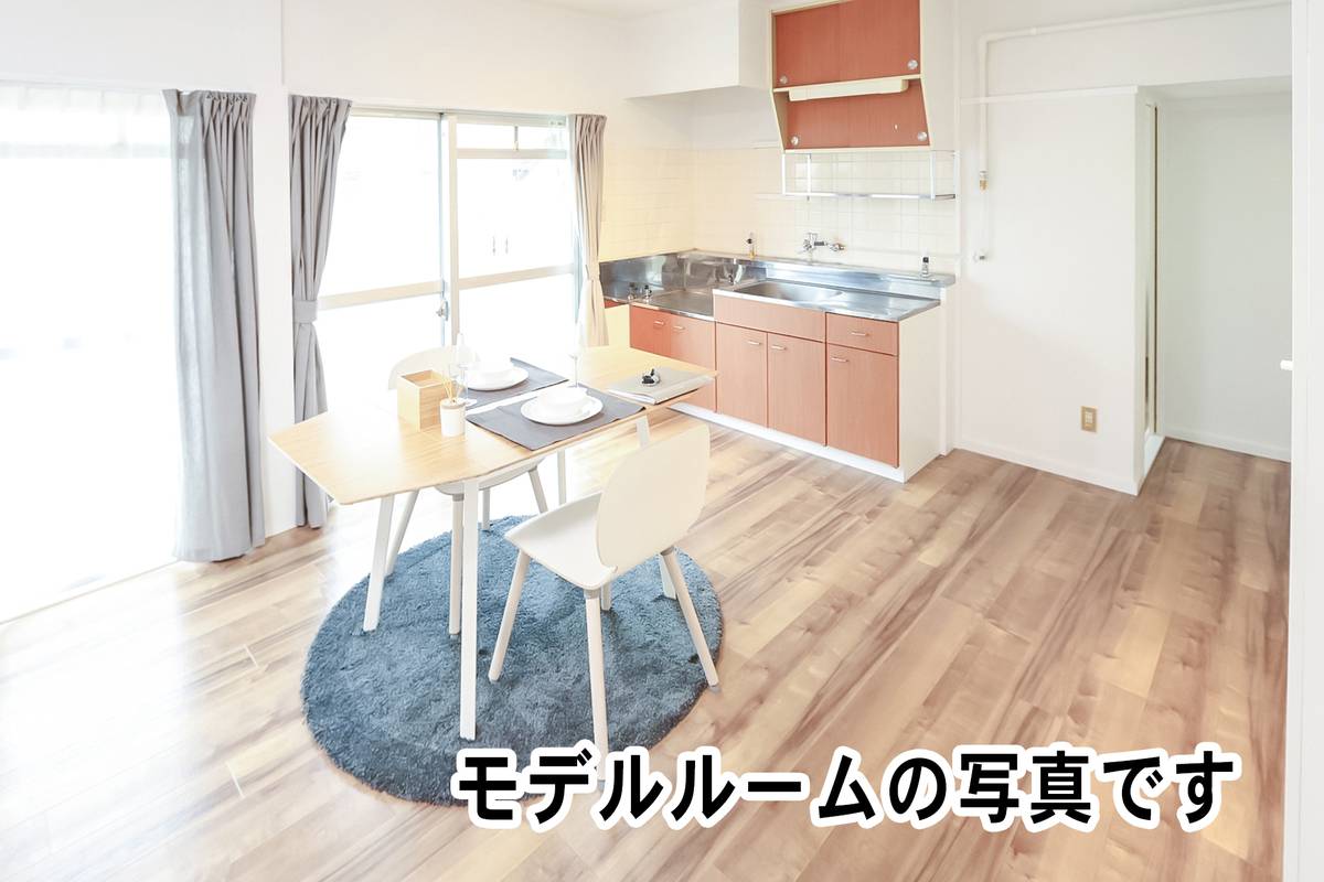 位于松山市的Village House 松山上野的客厅