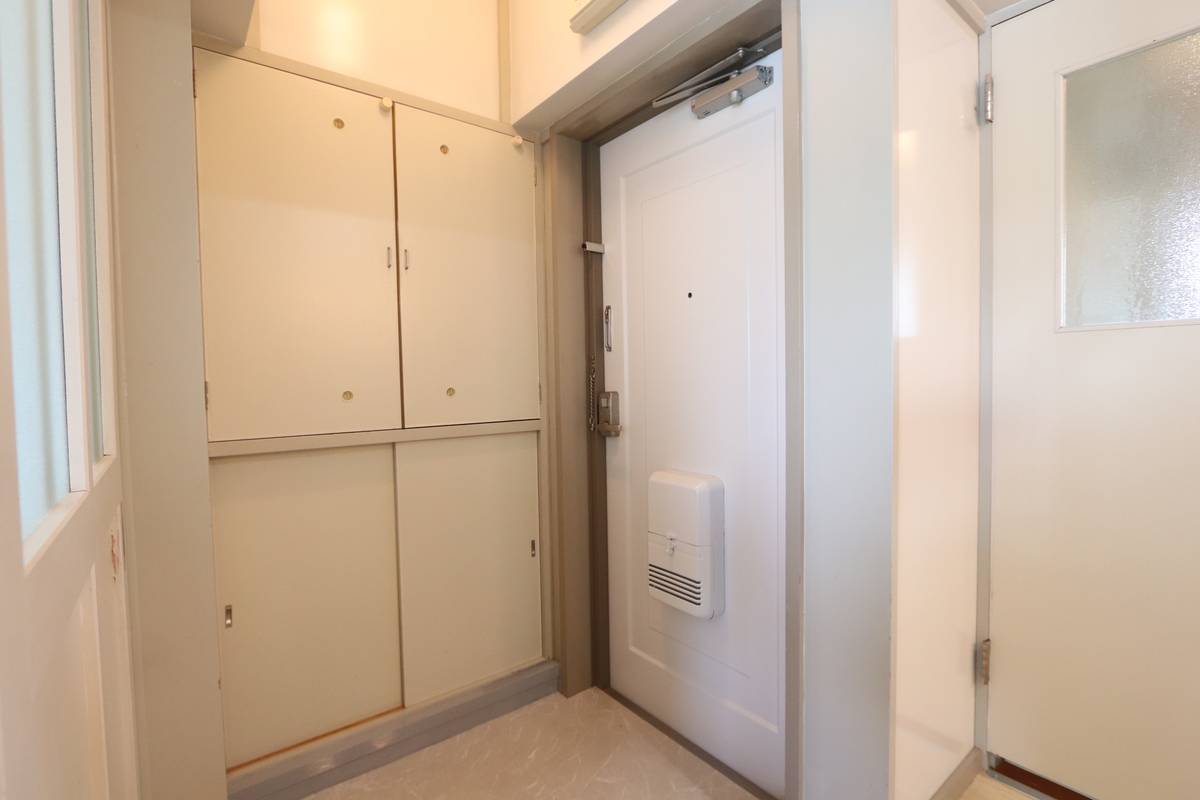 Pintu Masuk Apartemen di Village House Isou di Tamba-shi