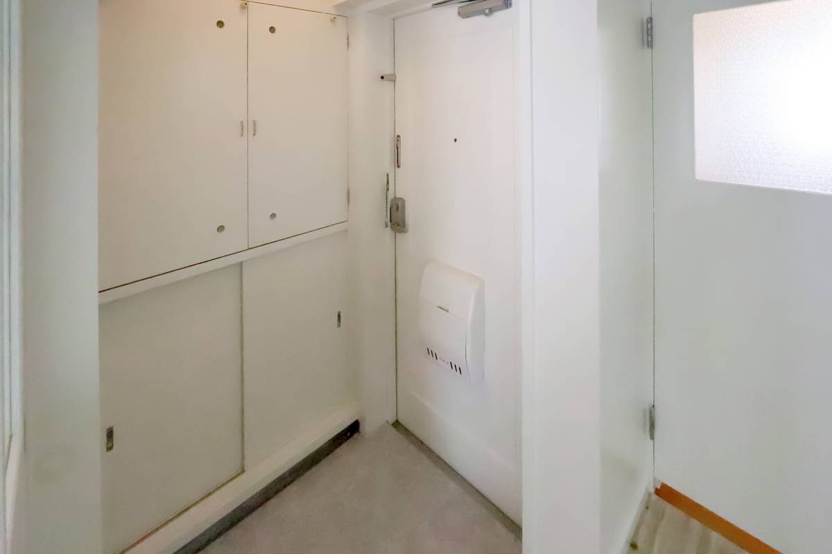 Pintu Masuk Apartemen di Village House Kusushima di Shimanto-shi