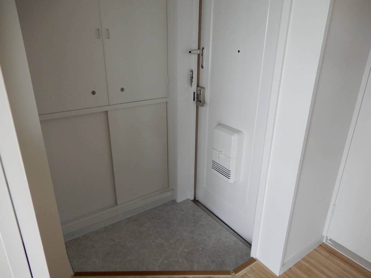 Pintu Masuk Apartemen di Village House Kohori di Nagahama-shi