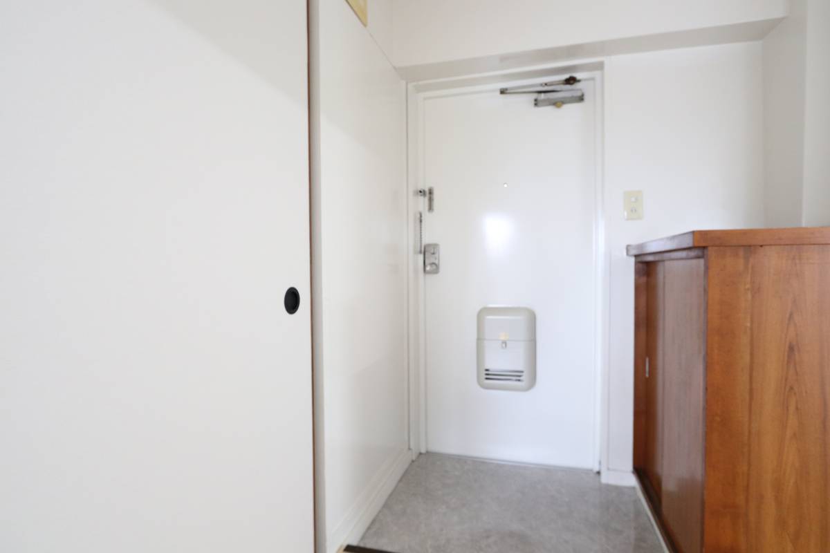 Pintu Masuk Apartemen di Village House Mizushima di Kurashiki-shi