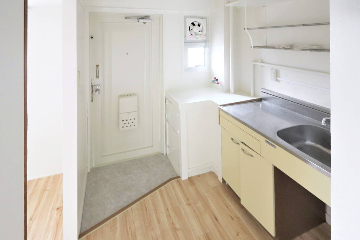 Pintu Masuk Apartemen di Village House Hikari di Hikari-shi