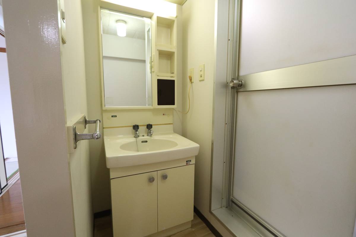 Ruang Rias di Village House Miyagasako di Kure-shi