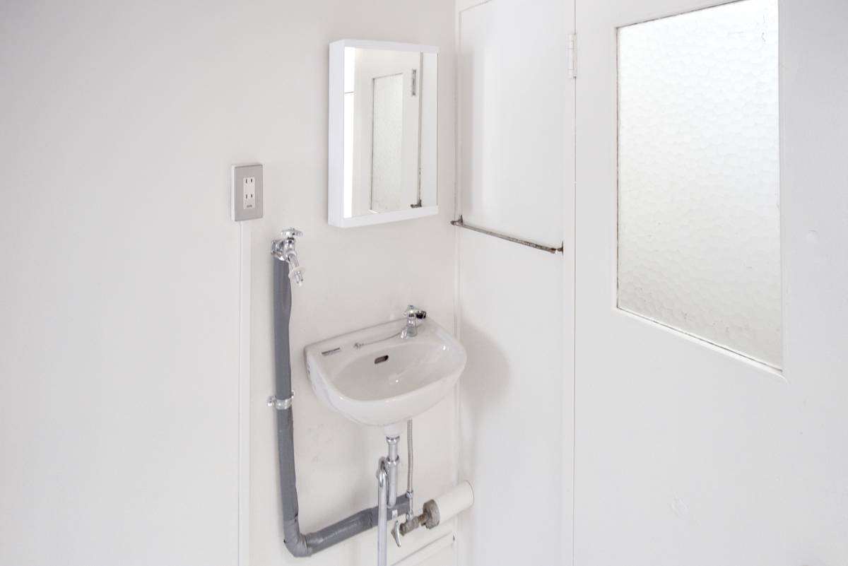 Powder Room in Village House Inari in Kita-ku