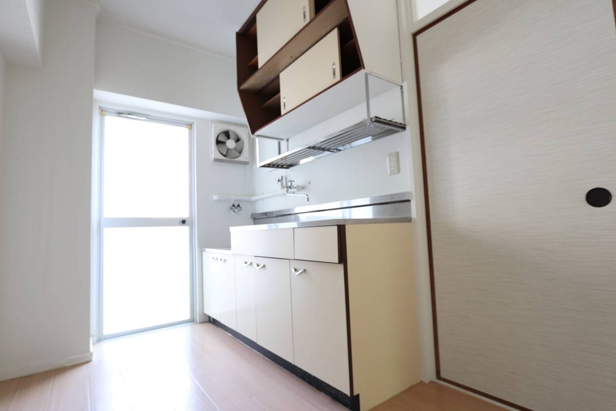 Khu vực bếp của Village House Habu ở Sanyoonoda-shi