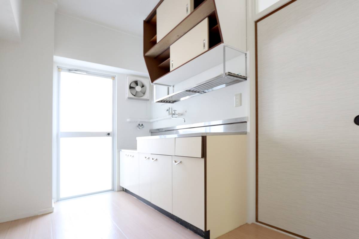 Khu vực bếp của Village House Habu ở Sanyoonoda-shi