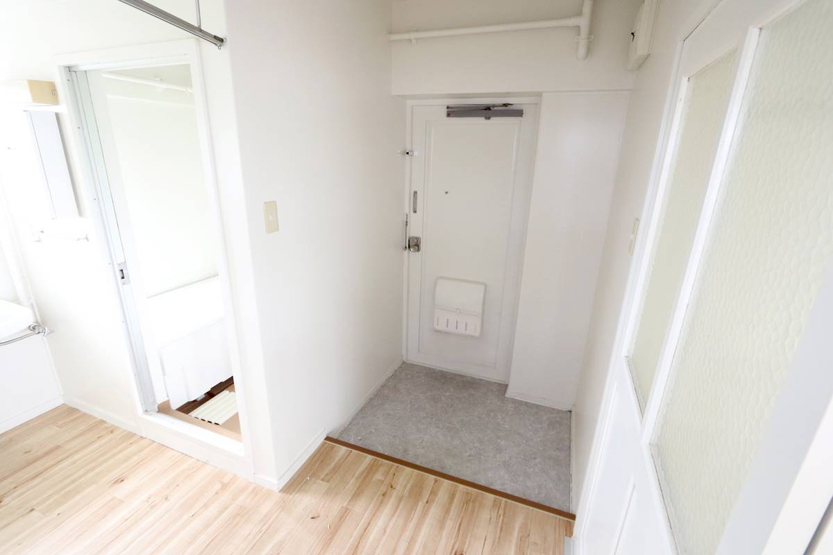 Pintu Masuk Apartemen di Village House Kute di Oda-shi