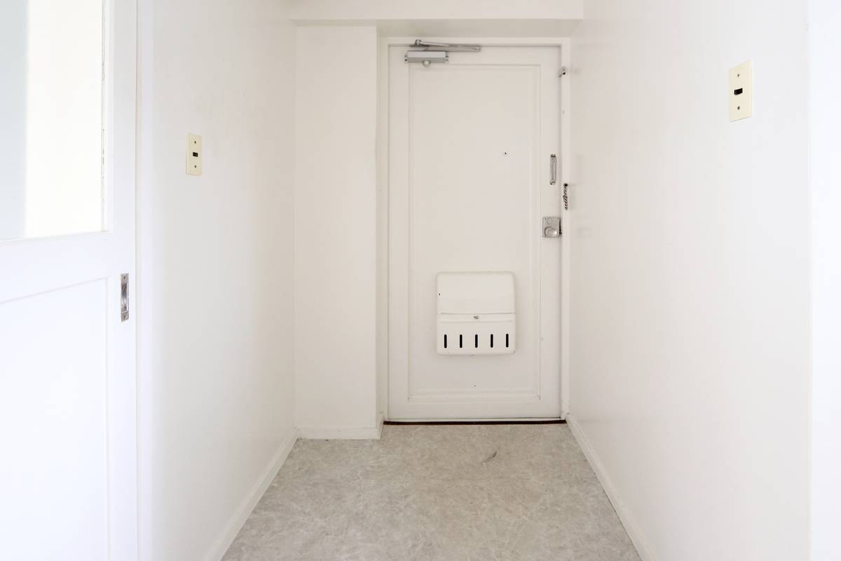 Pintu Masuk Apartemen di Village House Inokuchi di Nishi-ku