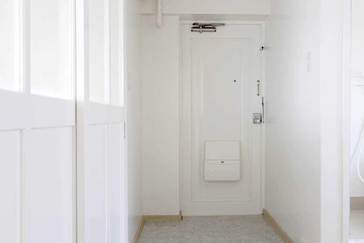 Pintu Masuk Apartemen di Village House Inokuchi di Nishi-ku