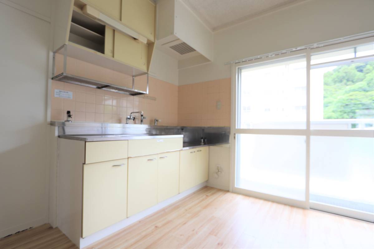 Dapur di Village House Aoyama 2 di Gotsu-shi