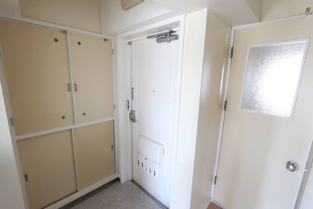 Pintu Masuk Apartemen di Village House Aoyama 2 di Gotsu-shi