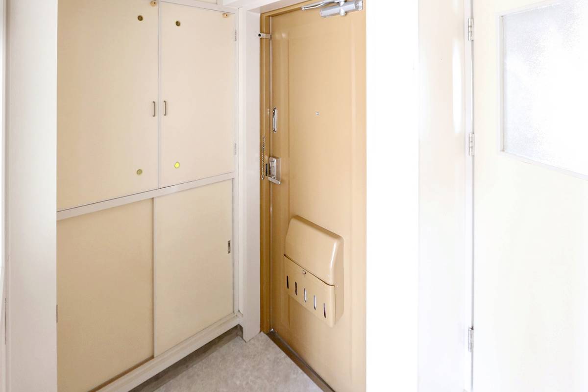 久米郡ビレッジハウス中央の玄関