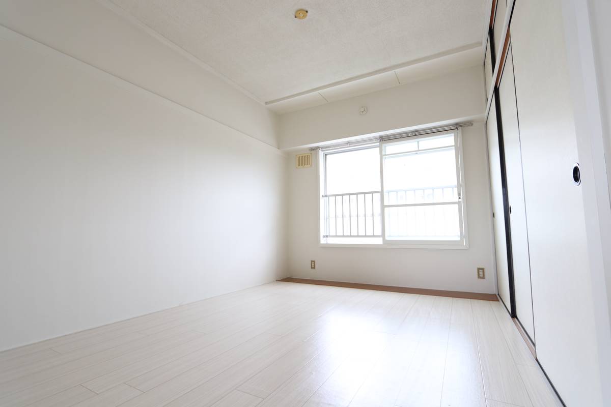 久米郡ビレッジハウス中央の居室