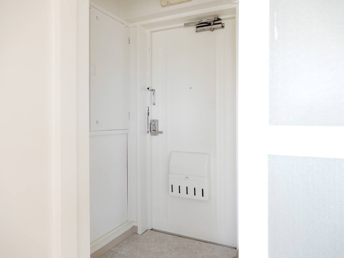 Pintu Masuk Apartemen di Village House Ooda di Oda-shi