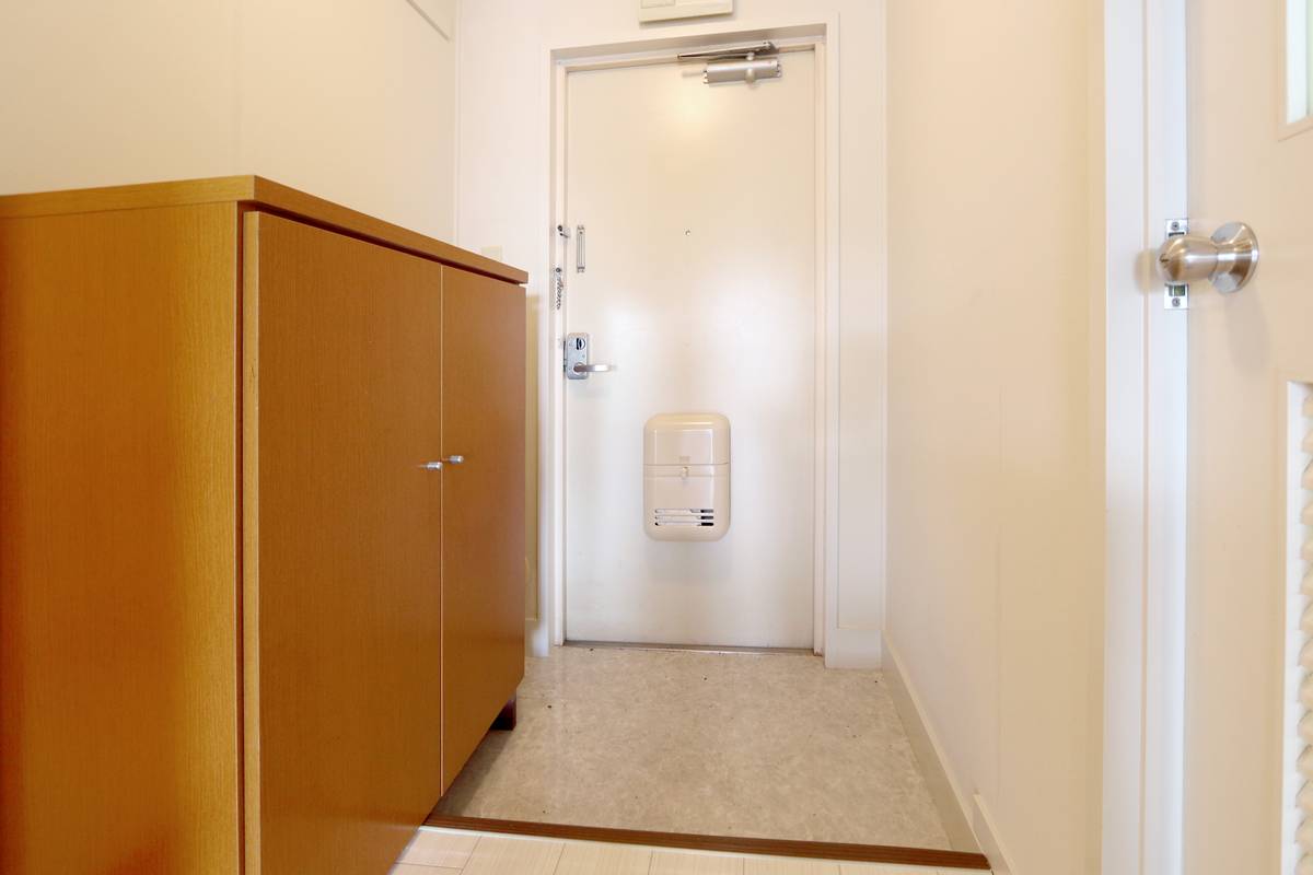 Pintu Masuk Apartemen di Village House Takamigaoka Tower di Higashihiroshima-shi