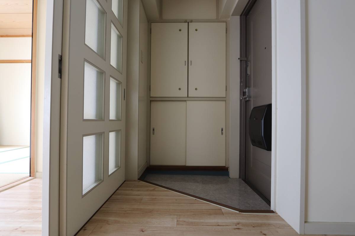 Pintu Masuk Apartemen di Village House Daiwa di Mihara-shi