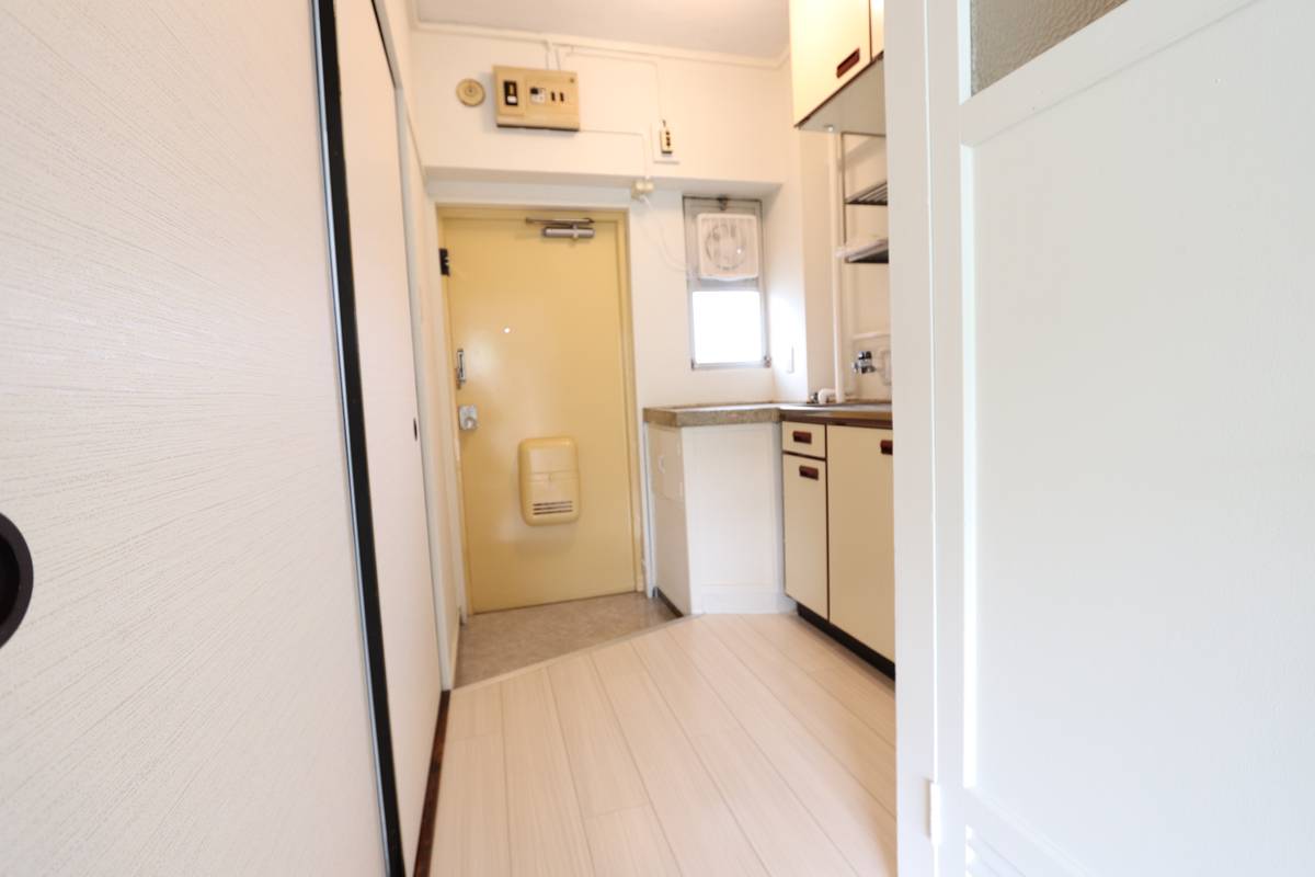Pintu Masuk Apartemen di Village House Hagiwara di Yahatanishi-ku