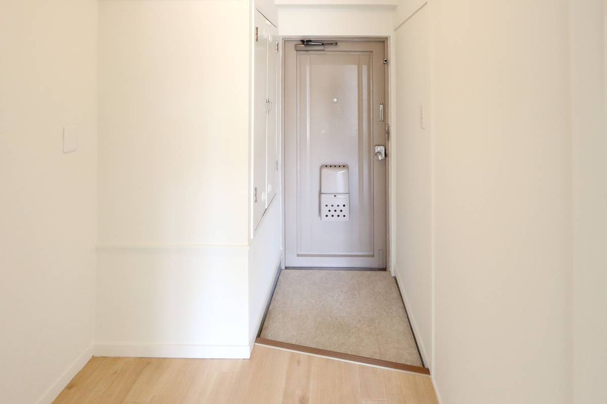 Pintu Masuk Apartemen di Village House Koga di Koga-shi