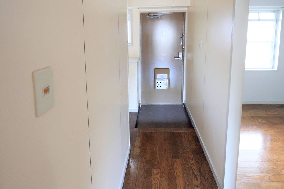 Pintu Masuk Apartemen di Village House Munakata di Munakata-shi