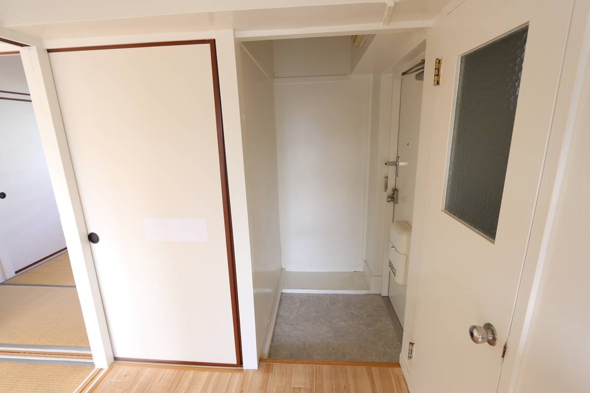 若松区ビレッジハウス若松の玄関